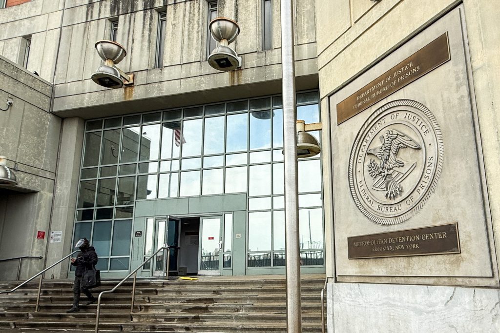 «Κόλαση επί της Γης»: Ποια είναι η φυλακή Metropolitan Detention Center όπου κρατείται ο Μαδούρο