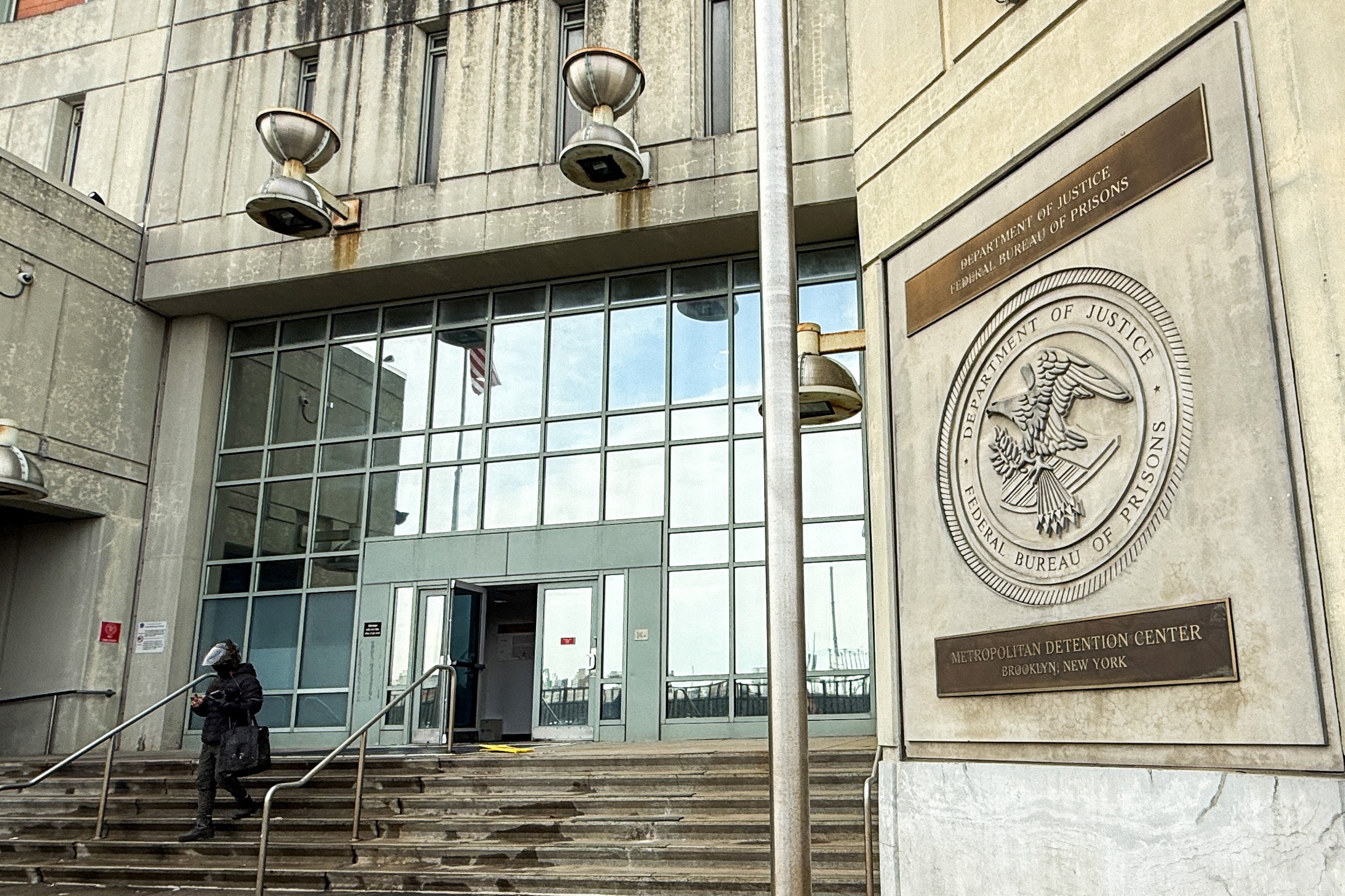 «Κόλαση επί της γης»: Ποια είναι η φυλακή Metropolitan Detention Center όπου κρατείται ο Μαδούρο