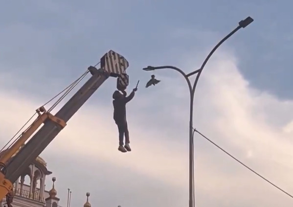 Άνδρας κρεμάστηκε από γερανό για να σώσει ένα πουλί – Δείτε το συγκινητικό βίντεο