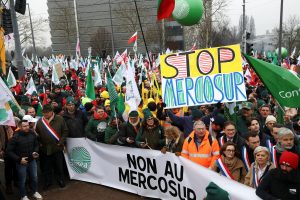 Ευρωπαϊκό Κοινοβούλιο: Χιλιάδες αγρότες συγκρούστηκαν με την αστυνομία κατά την διάρκεια διαδήλωσης ενάντια στη Mercosur