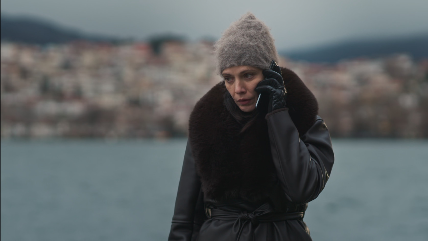 &laquo;&Mu;&iota;&alpha; &nu;ύ&chi;&tau;&alpha; &mu;ό&nu;&omicron;&raquo;: &Alpha;&nu;&alpha;&tau;&rho;&omicron;&pi;έ&sigmaf; &kappa;&alpha;&iota; &delta;&upsilon;&sigma;ά&rho;&epsilon;&sigma;&tau;&epsilon;&sigmaf; &epsilon;&kappa;&pi;&lambda;ή&xi;&epsilon;&iota;&sigmaf; &sigma;&tau;&alpha; &epsilon;&pi;ό&mu;&epsilon;&nu;&alpha; &epsilon;&pi;&epsilon;&iota;&sigma;ό&delta;&iota;&alpha; &tau;&eta;&sigmaf; &sigma;&epsilon;&iota;&rho;ά&sigmaf; &tau;&omicron;&upsilon; MEGA