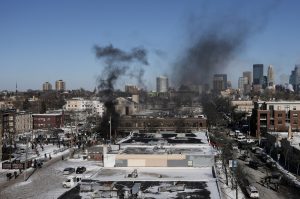 Ταραχές στη Μινεάπολη μετά τον θανάσιμο πυροβολισμό ενός άνδρα από πράκτορες της ICE – Δακρυγόνα κατά διαδηλωτών