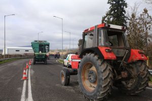 Αγρότες της Λάρισας: Πορεία με τα τρακτέρ στο κέντρο πόλης  –  «Φύγαμε από τα μπλόκα αλλά δεν σταματάμε τον αγώνα»