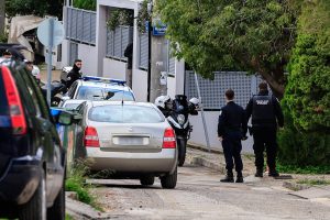 Γλυφάδα: Σοκάρει συγγενής του 46χρονου πατροκτόνου: «Δεν μας άφησαν να δούμε τη μητέρα του γιατί την είχε κατακρεουργήσει»