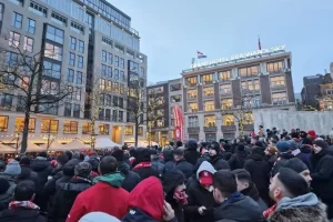 Άμστερνταμ: Χιλιάδες οπαδοί του Ολυμπιακού κατέκλυσαν την Damn Square πριν τον μεγάλο «τελικό» κόντρα στον Άγιαξ