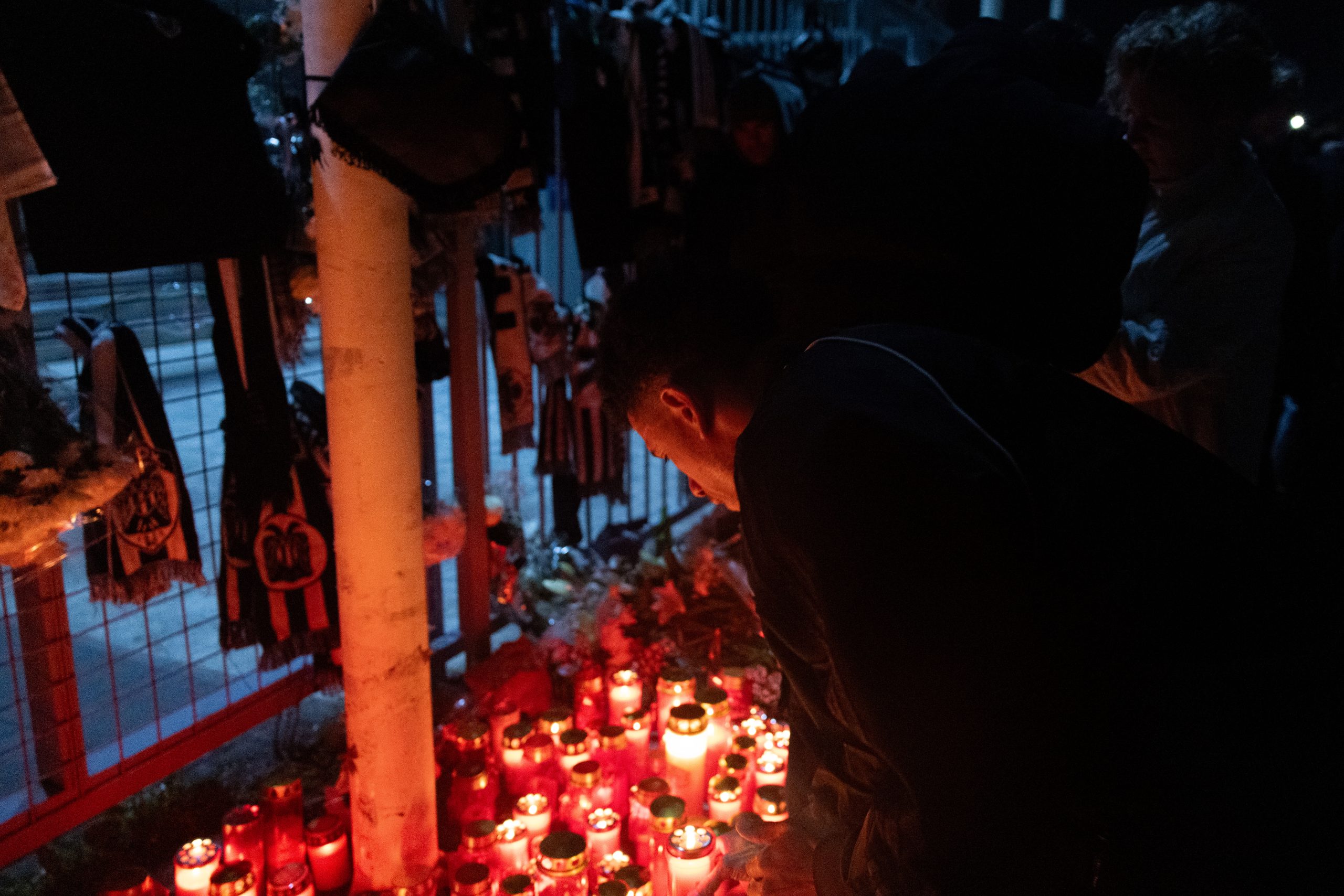 &Delta;&upsilon;&sigma;&tau;ύ&chi;&eta;&mu;&alpha; &sigma;&tau;&eta; &Rho;&omicron;&upsilon;&mu;&alpha;&nu;ί&alpha;: &Delta;ά&kappa;&rho;&upsilon;&sigma;&epsilon; ό&lambda;&eta; &eta; &Epsilon;&lambda;&lambda;ά&delta;&alpha;