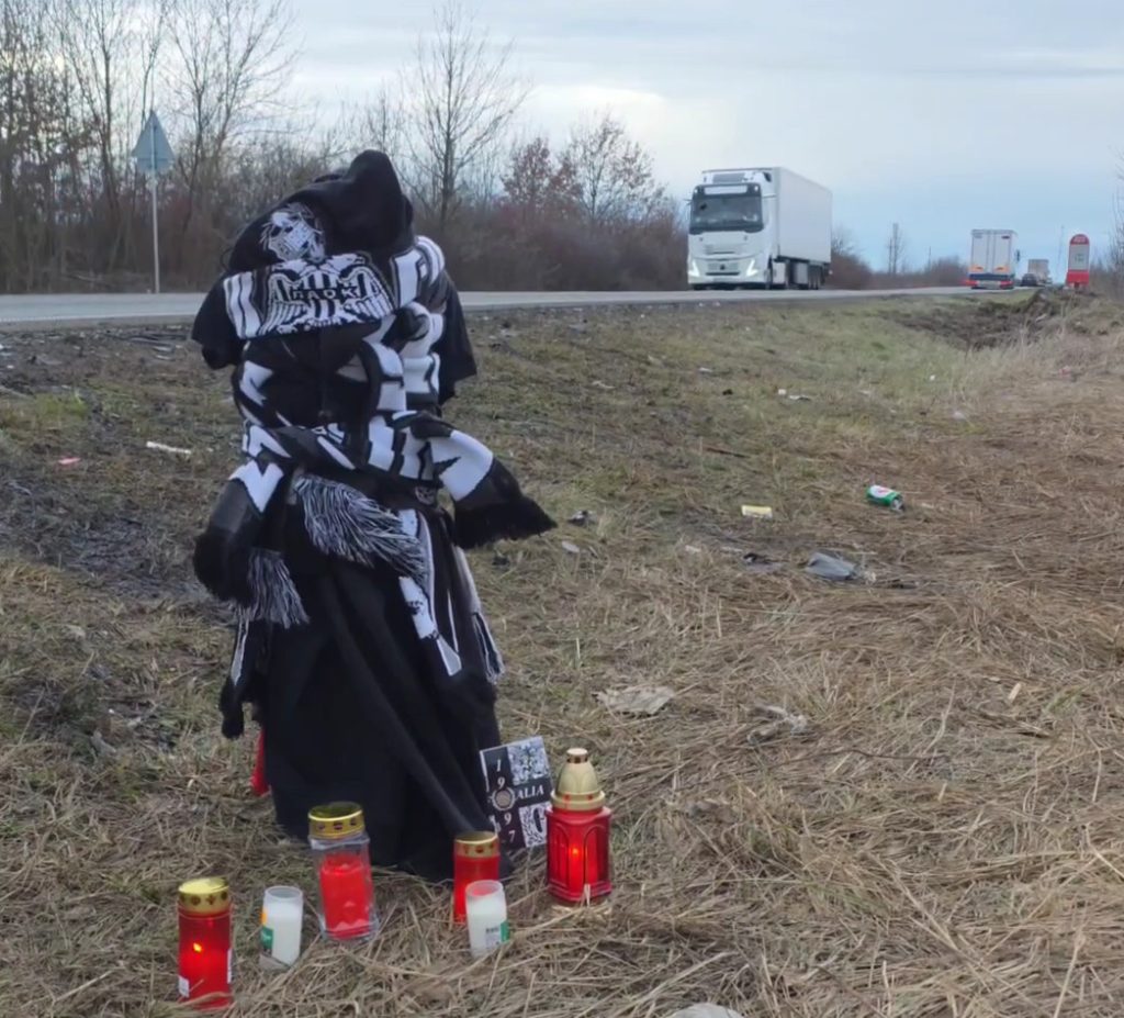 Ρουμανία: Το βουβό μνημείο στο σημείο του πολύνεκρου τροχαίου με τους φιλάθλους του ΠΑΟΚ