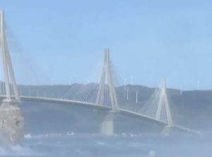 Ισχυροί άνεμοι με ριπές έως 130 χλμ/ώρα πλήττουν την Πάτρα – Βίντεο από την γέφυρα Ρίου- Αντιρρίου