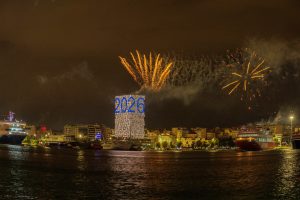 Ο Πειραιάς καλωσόρισε το 2026 με ένα εκθαμβωτικό υπερθέαμα