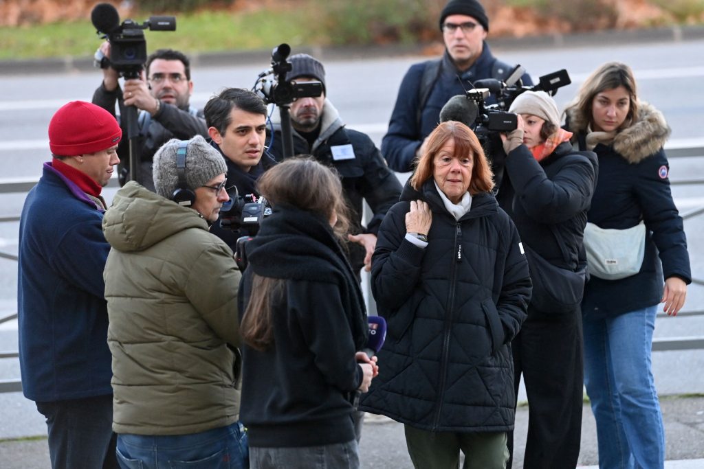 Γαλλία: Ο Ντομινίκ Πελικό ερευνάται ως ύποπτος για δύο «ανεξιχνίαστες υποθέσεις» βιασμού και φόνου
