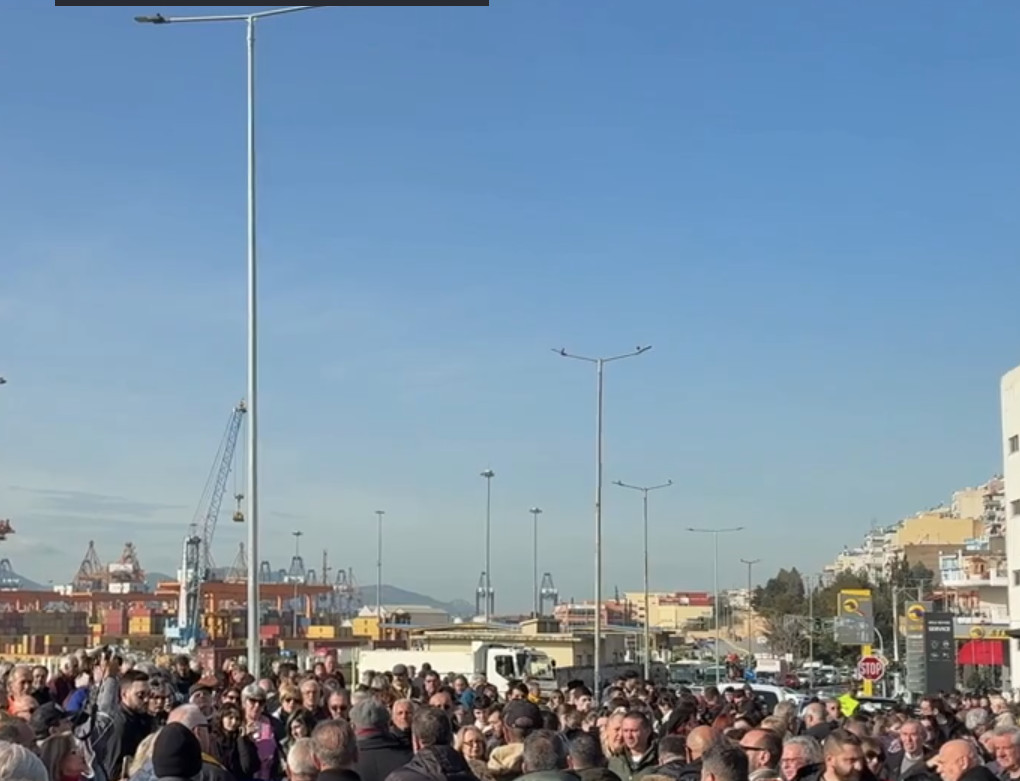 Συμβολικός αποκλεισμός στο Πέραμα: «Τα καζάνια απειλούν τις ζωές μας»