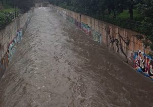 ​«Φούσκωσε» ο Ποδονίφτης – Τα ορμητικά νερά κινούνται προς την εκβολή του Κηφισού