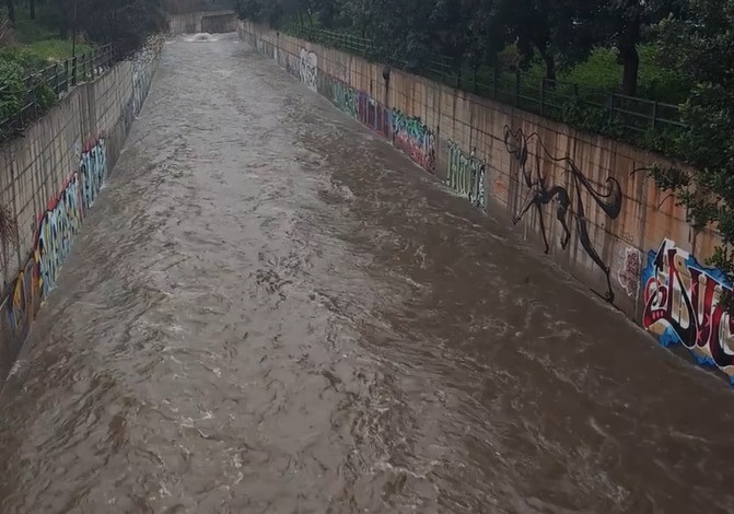 ​«Φούσκωσε» ο Ποδονίφτης – Τα ορμητικά νερά κινούνται προς την εκβολή του Κηφισού