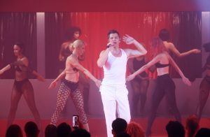 Tρολάρει τις Ρουβίτσες η χορεύτρια του Σάκη!