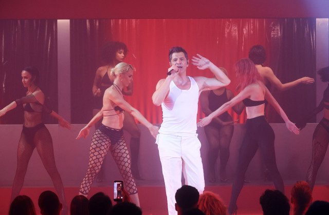 Tρολάρει τις Ρουβίτσες η χορεύτρια του Σάκη!