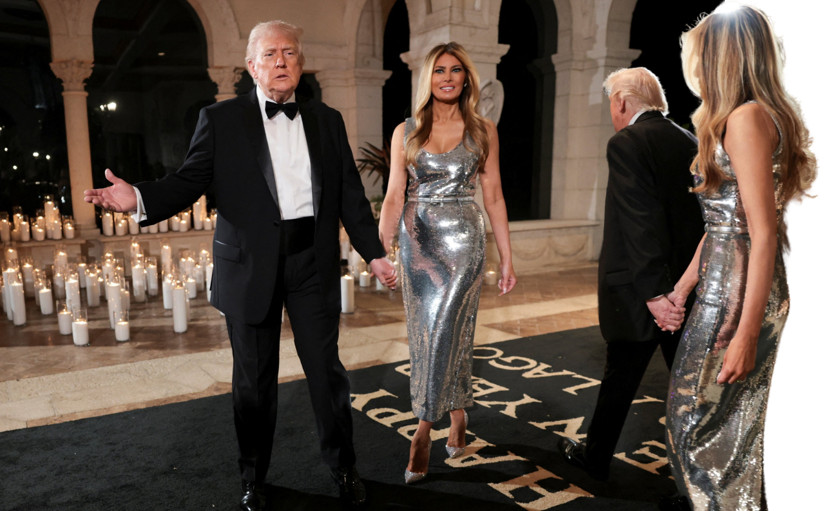 Το λαμπερό πάρτι του Ντόνλαντ Τραμπ στο Μαρ-α-Λάγκο για το 2026 – Στο πλευρό του με εντυπωσιακή εμφάνιση η Μελάνια