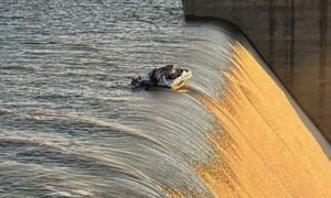 Συγκλονιστικό βίντεο – Τέσσερις άνδρες κρέμονται από μια βάρκα στην άκρη φράγματος ύψους 40 μέτρων