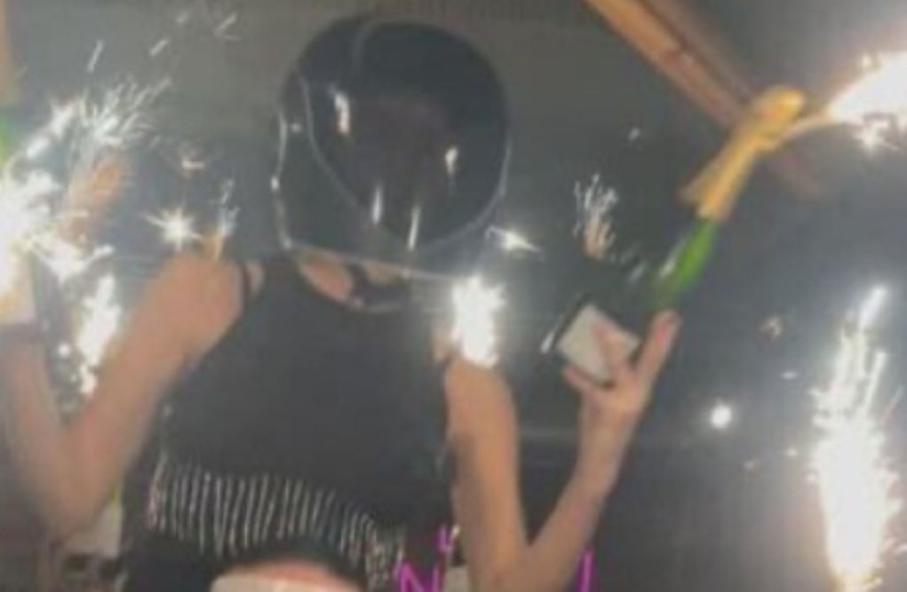 Κραν Μοντανά: Φωτογραφία ντοκουμέντο δείχνει μια γυναίκα με βεγγαλικά σε μπουκάλι πριν τη φονική πυρκαγιά