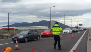 Κρίσιμες ώρες για τα αγροτικά μπλόκα: Στο τραπέζι κάθοδος στην Αθήνα – Ουρές και ταλαιπωρία στην επιστροφή των εκδρομέων