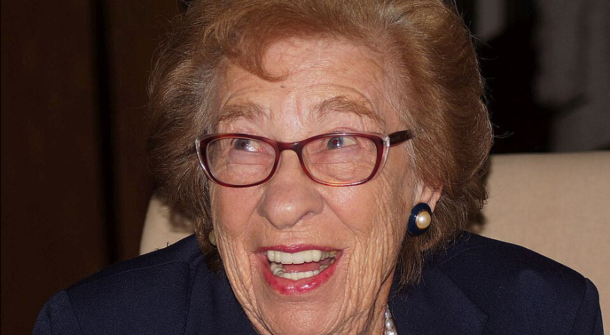 Εύα Σλος: Απεβίωσε στα 96 της χρόνια η επιζήσασα του Ολοκαυτώματος και ετεροθαλής αδελφή της Άννας Φρανκ
