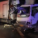 Σοβαρό τροχαίο ανάμεσα σε δύο φορτηγά στον Κηφισό – Έσπασε τις μπάρες και πέρασε στο άλλο ρεύμα