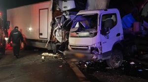 Σοβαρό τροχαίο ανάμεσα σε δύο φορτηγά στον Κηφισό – Έσπασε τις μπάρες και πέρασε στο άλλο ρεύμα