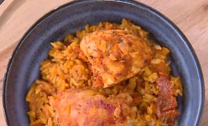 Δημήτρης Σκαρμούτσος: Το γιουβέτσι κοτόπουλο που θυμίζει τα οικογενειακά κυριακάτικα μεσημέρια