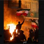 Ιράν: Στις φλόγες η Τεχεράνη από τις αντικυβερνητικές διαδηλώσεις, αυξάνεται ο αριθμός των νεκρών – Αδιάλλακτος ο Χαμενεΐ