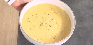 Η Αργυρώ Μπαρμπαρίγου ετοιμάζει σούπα βελουτέ λαχανικών & πιτάκια με γιαούρτι