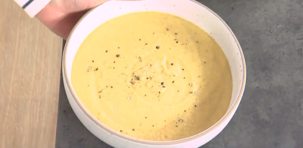 Η Αργυρώ Μπαρμπαρίγου ετοιμάζει σούπα βελουτέ λαχανικών & πιτάκια με γιαούρτι