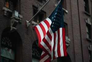 Η αγορά εργασίας στις ΗΠΑ αντιστέκεται: Λιγότερες προσλήψεις, αλλά η ανεργία πέφτει