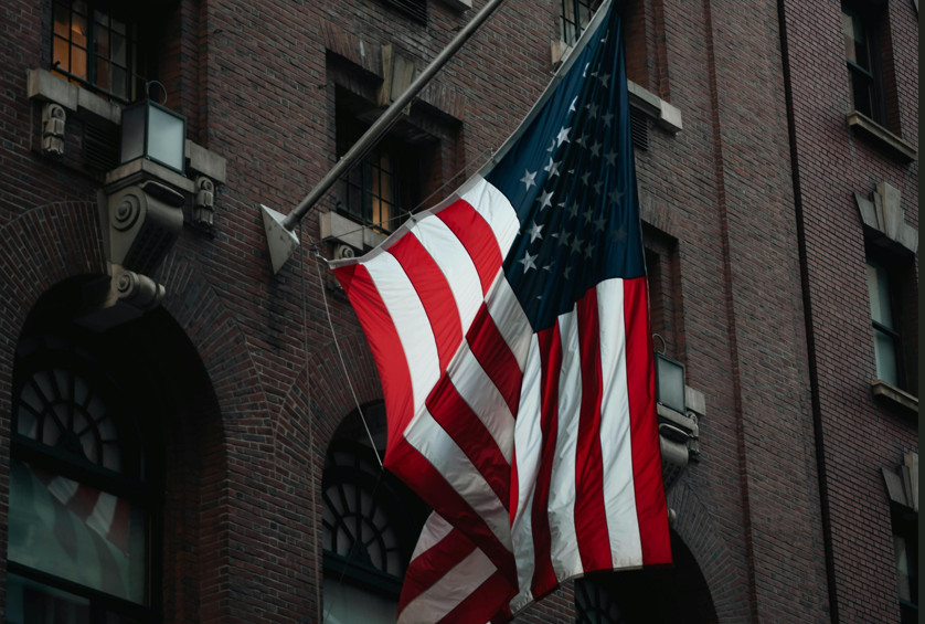 Η αγορά εργασίας στις ΗΠΑ αντιστέκεται: Λιγότερες προσλήψεις, αλλά η ανεργία πέφτει