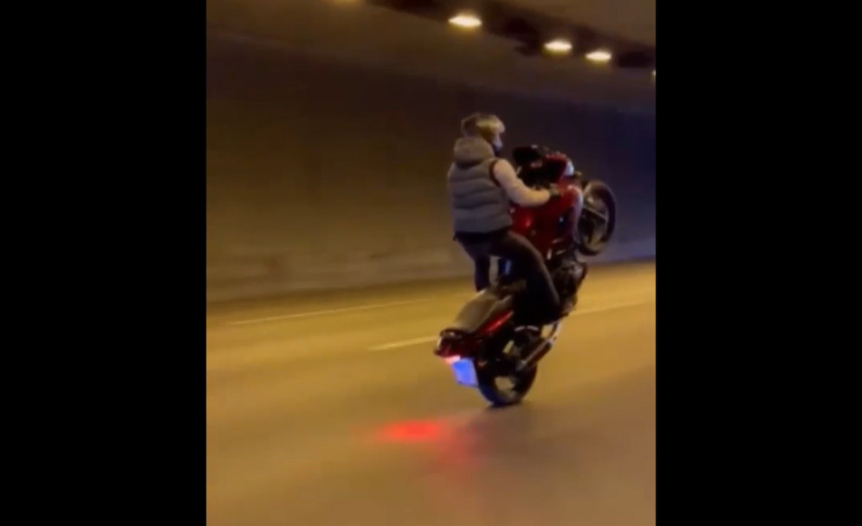 Σούζες και επικίνδυνες κόντρες: Τρεις μηχανόβιοι στο αυτόφωρο – Η αστυνομία εντόπισε τον 33χρονο οργανωτή