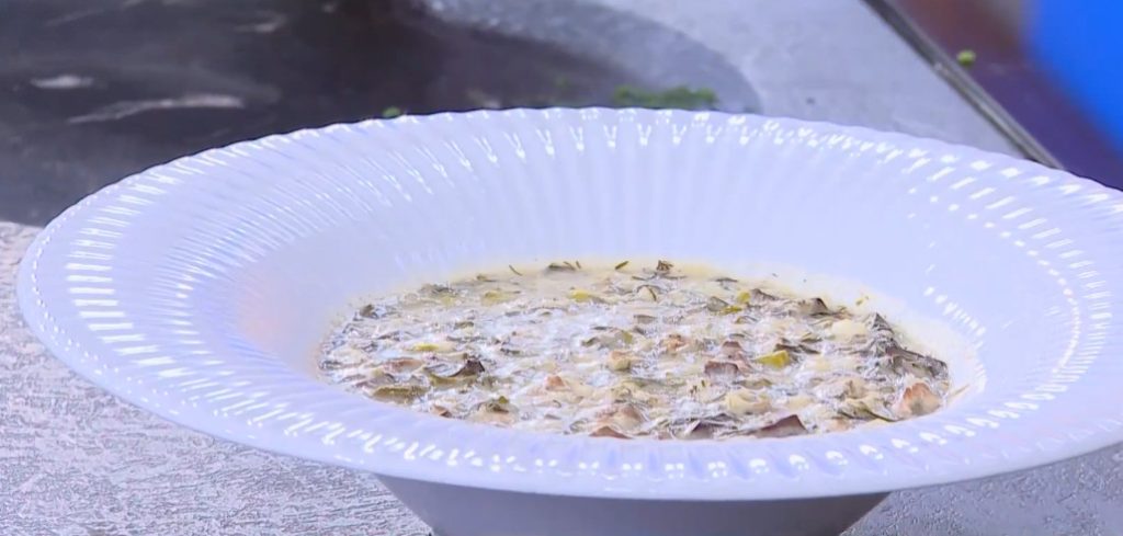 Συνταγή για μαγειρίτσα από τον Δημήτρη Σκαρμούτσο