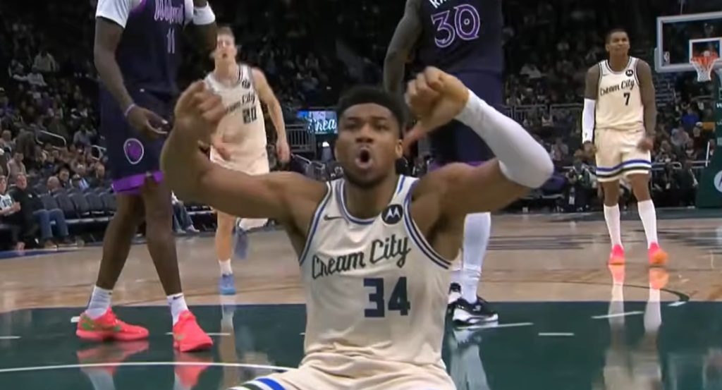 Έκρηξη Αντετοκούνμπο στο Μιλγουόκι: Απάντησε στο γιουχάρισμα και άναψε φωτιές μετά τη βαριά ήττα των Μπακς