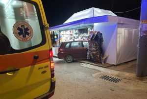 Τροχαίο σοκ στην Αρτέμιδα: Αυτοκίνητο καρφώθηκε σε περίπτερο (εικόνες)