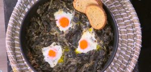 Τσιγαριαστά χόρτα με αυγά από τον Δημήτρη Σκαρμούτσο