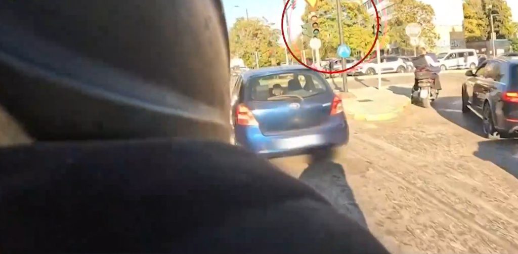 Μοτοσικλετιστής παραβίασε «κόκκινο» και STOP κάνοντας επικίνδυνους ελιγμούς – Στο TikTok ανέβασε τα… κατορθώματά του