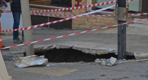 Αναστάτωση στο κέντρο της Αθήνας: Άνοιξε τρύπα στο έδαφος και «ρούφηξε» κολώνα (video)