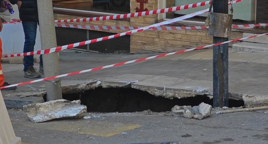 Αναστάτωση στο κέντρο της Αθήνας: Άνοιξε τρύπα στο έδαφος και «ρούφηξε» κολώνα (video)