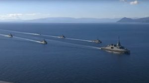 Φρεγάτα «Κίμων»: Live η υποδοχή της ελληνικής Belharra στο Σαρωνικό – Τιμές από «Αβέρωφ» και τριήρη «Ολυμπιάς»