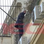 Live: Συναγερμός στην Ομόνοια – Άνδρας απειλεί να πέσει στο κενό