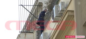 Συναγερμός στην Ομόνοια – Άνδρας απειλεί να πέσει στο κενό
