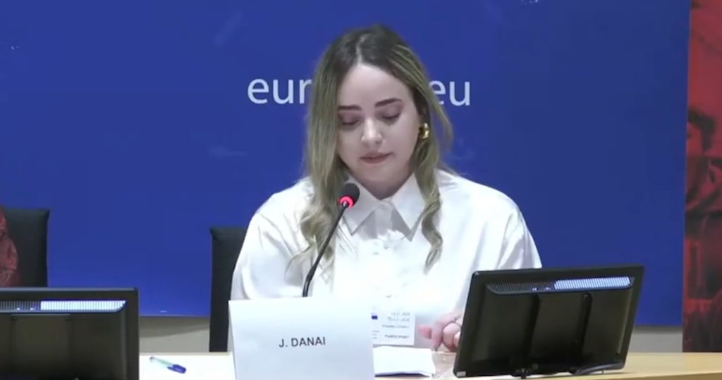 Ευρωκοινοβούλιο: «Είμαι εδώ για τα παιδιά που έμειναν πίσω» – Συγκλονίζει η 20χρονη που ο πατέρας της δολοφόνησε τη μητέρα της στο Μενίδι