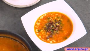 Αργυρώ Μπαρμπαρίγου: Παραδοσιακή φασολάδα χωρίς μούλιασμα, έτοιμη σε λίγα βήματα