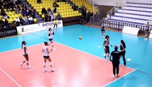 Καλαμαριά: Της έπεσε το ταβάνι στο κεφάλι – Η στιγμή που σοβάδες πέφτουν από την οροφή σε αγώνα βόλεϊ (Video)