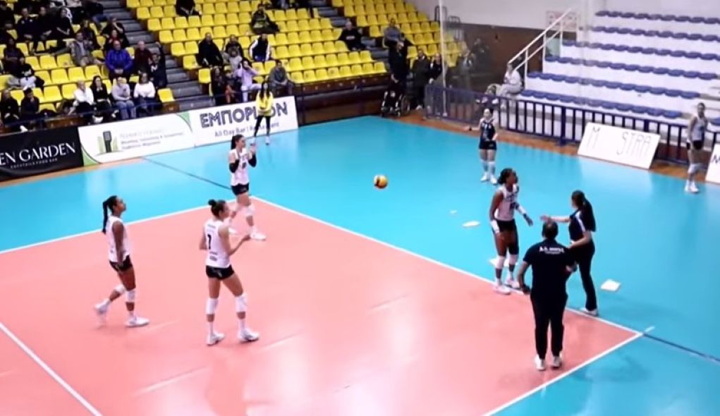 Καλαμαριά: Της έπεσε το ταβάνι στο κεφάλι – Η στιγμή που σοβάδες πέφτουν από την οροφή σε αγώνα βόλεϊ (Video)