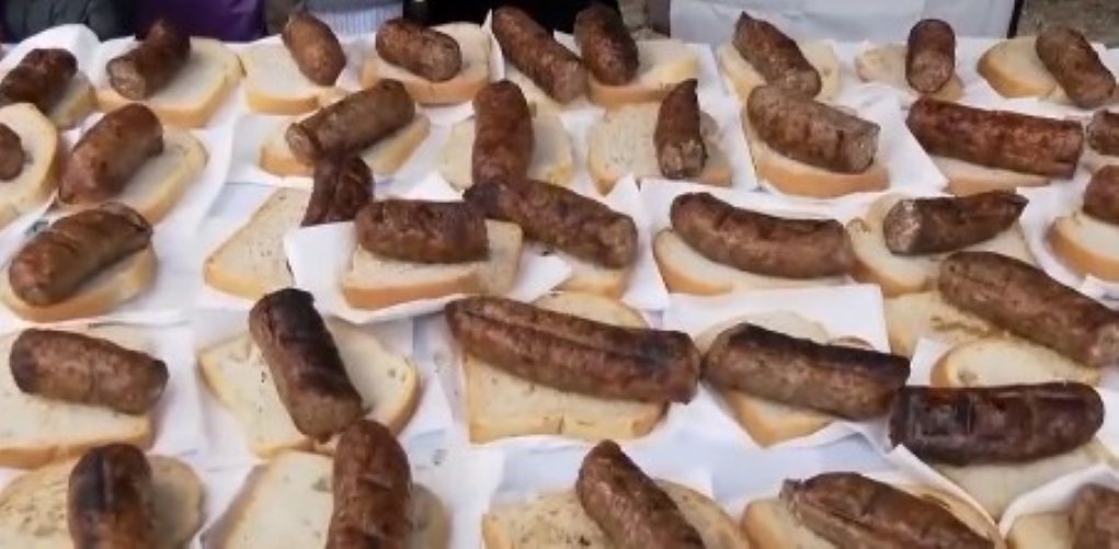 Βελβεντό: Αναβίωσε το έθιμο της «λουκανικοφαγίας» – Προσφέρθηκαν πάνω από 150 κιλά λουκάνικα