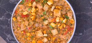 Κοκκινιστός τραχανάς με κοτόπουλο από τον Δημήτρη Σκαρμούτσο