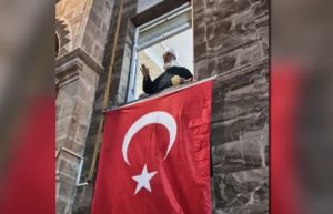 Αναστάτωση στην Τουρκία: Σεΐχης θρησκευτικής αίρεσης συγκέντρωσε χιλιάδες στη Σμύρνη – Βίντεo